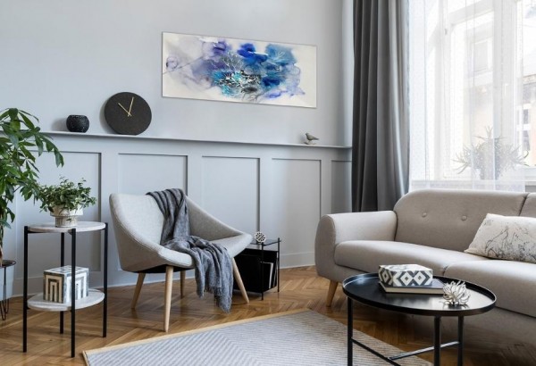 Zariaďujeme sivú obývačku – aké doplnky a vybavenie oživia interiér?