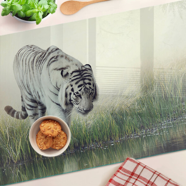 Sklenená doska na krájanie Tiger v tráve