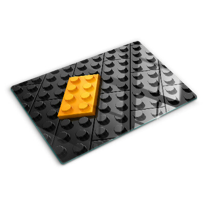 Sklenená doska na krájanie LEGO kocky na čiernom pozadí