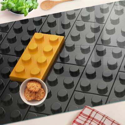 Sklenená doska na krájanie LEGO kocky na čiernom pozadí