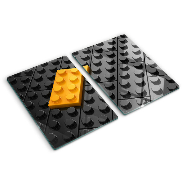 Sklenená doska na krájanie LEGO kocky na čiernom pozadí