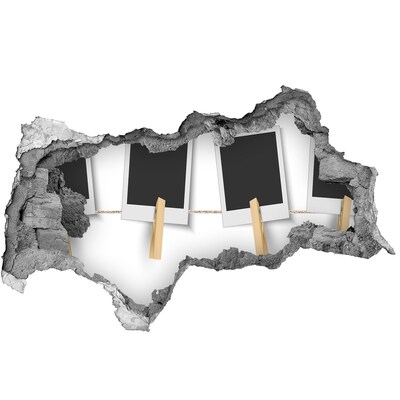 Foto fotografie diera na stenu Poškodená stena s obrazovými rámami