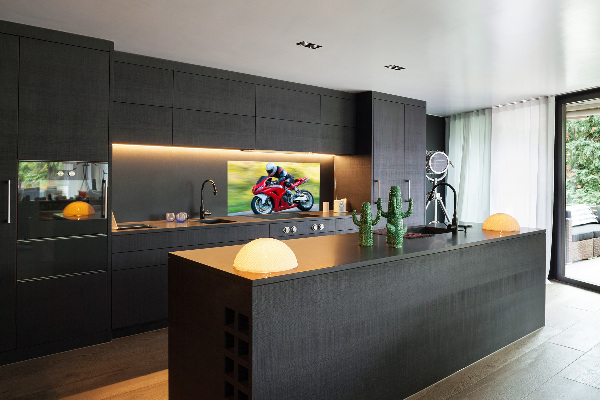 Sklenený panel do kuchynskej linky Motorka
