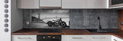 Sklenený panel do kuchynskej linky Motorka