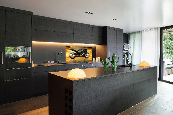 Sklenený panel do kuchynskej linky Motorka