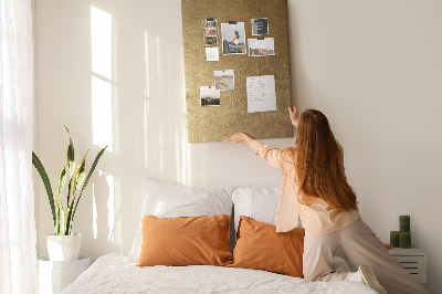 Korková nástenka Zlatý papier s farebnými špendlíkmi
