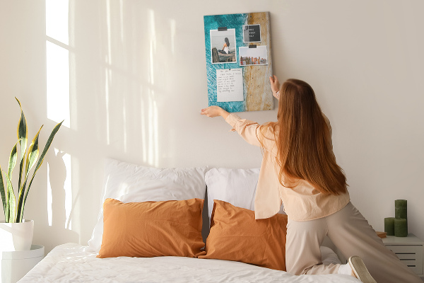 Nástenka do detskej izby Pláž s vlnami a ľuďmi, ktorí sa prechádzajú okolo
