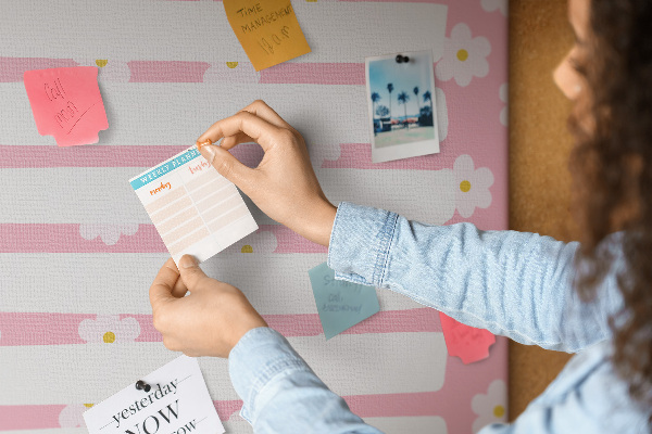 Korková nástenka na stenu Kvetinový vzor na ružovom pozadí
