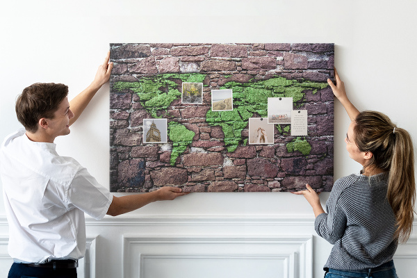 Nástenka Zelená mapa sveta na kamennej stene
