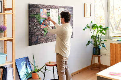 Nástenka Zelená mapa sveta na kamennej stene