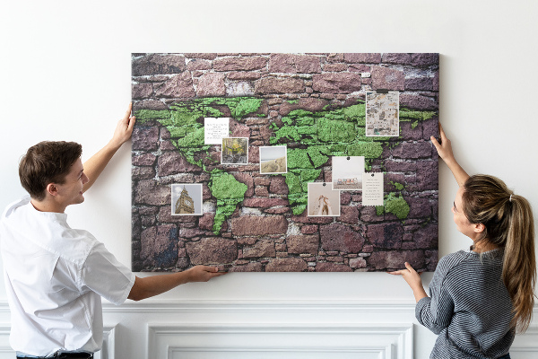 Nástenka Zelená mapa sveta na kamennej stene