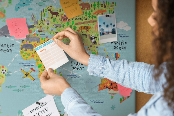 Korková nástenka na stenu Farebná mapa sveta so zvieratami a kontinentmi