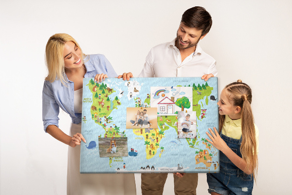 Nástenka Farebná mapa sveta s figúrkami zvierat.