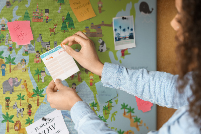 Nástenka Farebná mapa sveta s figúrkami zvierat.
