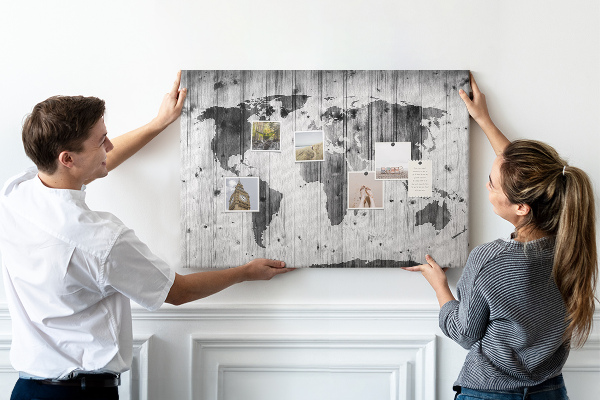 Korková tabuľa Mapa sveta na pozadí drevených dosiek