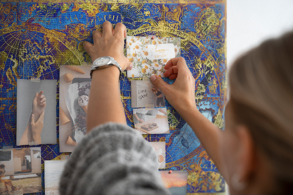 Nástenka Staroveká mapa sveta v sýtych farbách