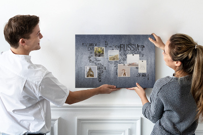 Nástenka Mapa sveta s názvami krajín.