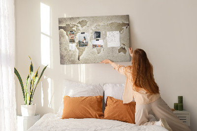 Korková tabuľa Na pozadí je staromódna mapa sveta.