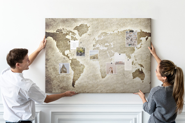 Korková tabuľa Na pozadí je staromódna mapa sveta.