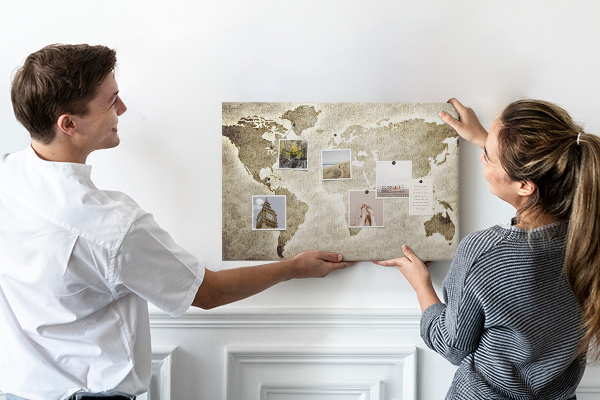 Korková tabuľa Na pozadí je staromódna mapa sveta.