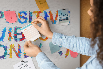 Korková tabuľa Farebné písmená na bielom pozadí