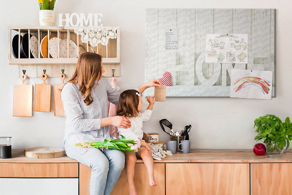 Korková tabuľa Štýlový nápis HOME na bielom pozadí