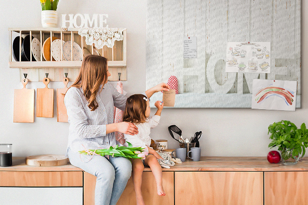 Korková tabuľa Štýlový nápis HOME na bielom pozadí