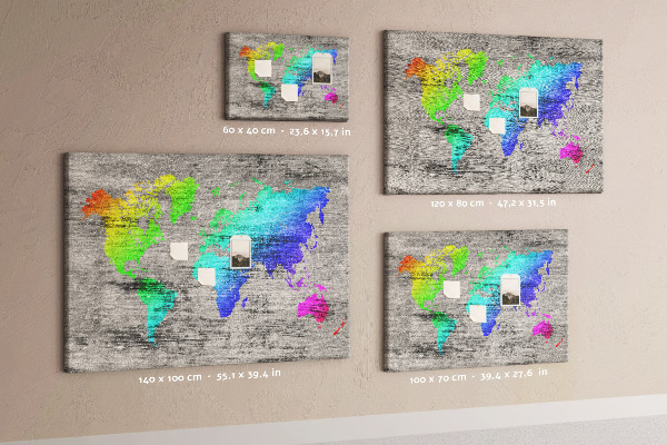 Nástenka Farebná mapa sveta na sivom pozadí