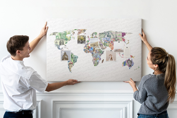 Korková nástenka na stenu Mapa sveta vyrobená z bankoviek z rôznych krajín