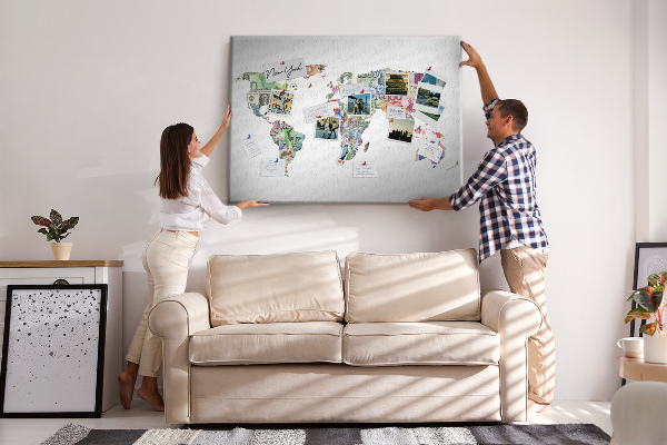 Korková nástenka na stenu Mapa sveta vyrobená z bankoviek z rôznych krajín