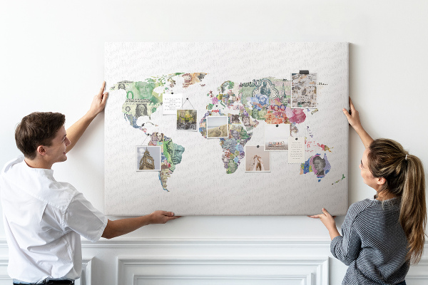 Korková nástenka na stenu Mapa sveta vyrobená z bankoviek z rôznych krajín