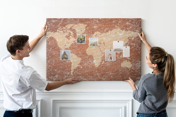 Korková nástenka na stenu Mapa sveta oproti tehlovej stene