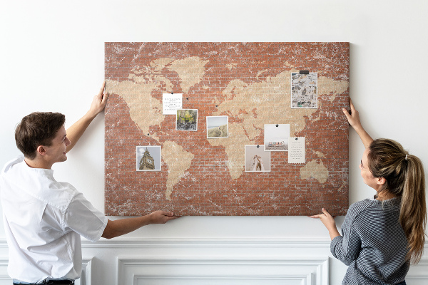 Korková nástenka na stenu Mapa sveta oproti tehlovej stene