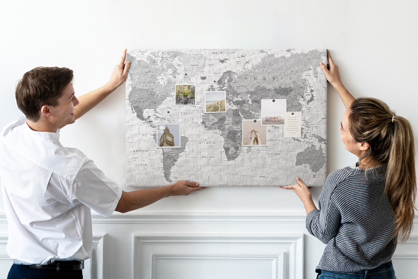 Korková tabuľa Podrobná mapa sveta v odtieňoch sivej