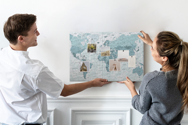 Nástenka Mapa sveta v odtieňoch modrej.