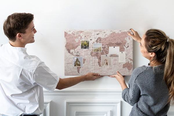 Korková nástenka na stenu Mapa sveta v odtieňoch ružovej.