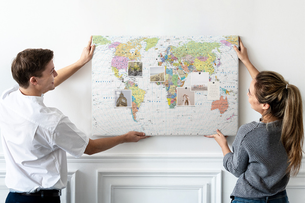 Nástenka Mapa sveta s farebnými kontinentmi