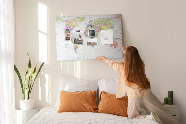 Nástenka Mapa sveta s farebnými kontinentmi