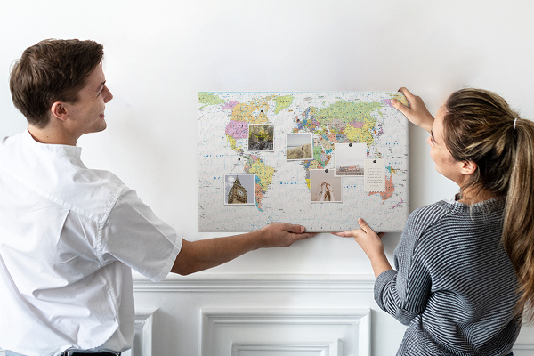 Nástenka Mapa sveta s farebnými kontinentmi