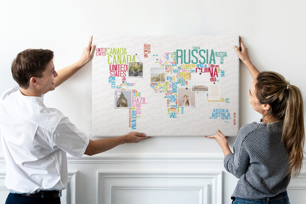 Korková tabuľa Mapa sveta s farebnými názvami krajín
