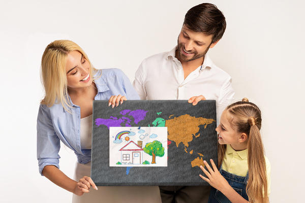 Nástenka Farebná mapa sveta na tmavom pozadí