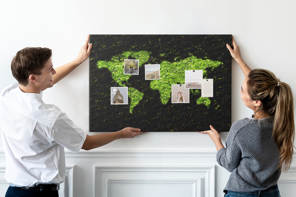 Korková tabuľa Zelená mapa sveta na čiernom pozadí