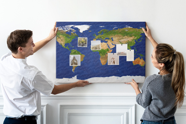 Korková nástenka na stenu Mapa sveta s farebnými špendlíkmi.