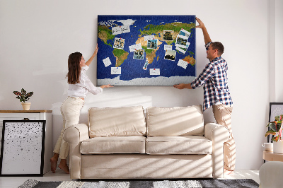 Korková nástenka na stenu Mapa sveta s farebnými špendlíkmi.