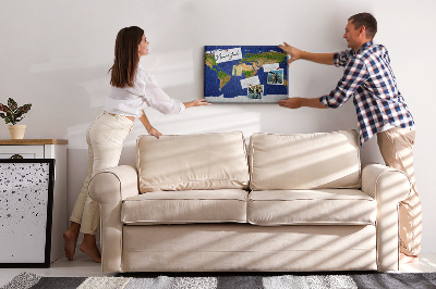 Korková nástenka na stenu Mapa sveta s farebnými špendlíkmi.