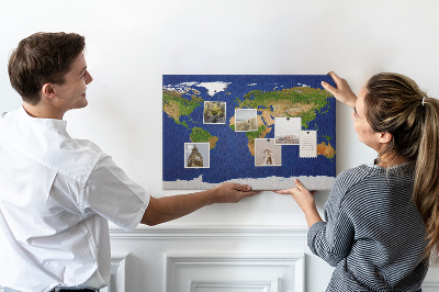 Korková nástenka na stenu Mapa sveta s farebnými špendlíkmi.