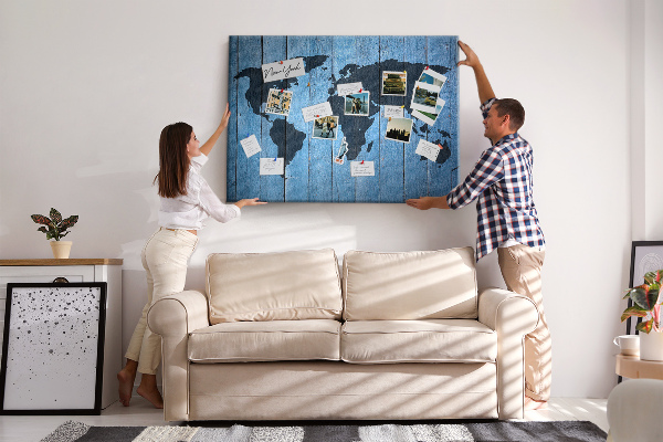 Nástenka Mapa sveta na drevenom pozadí