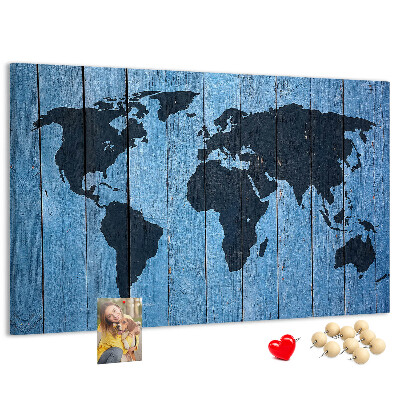 Nástenka Mapa sveta na drevenom pozadí