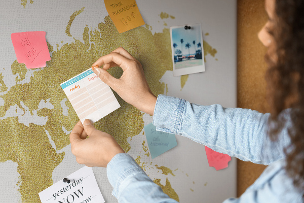 Korková nástenka na stenu Zlatá mapa sveta na bielom pozadí