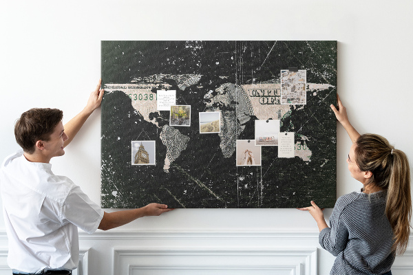 Nástenka Mapa sveta na pozadí dolárovej bankovky